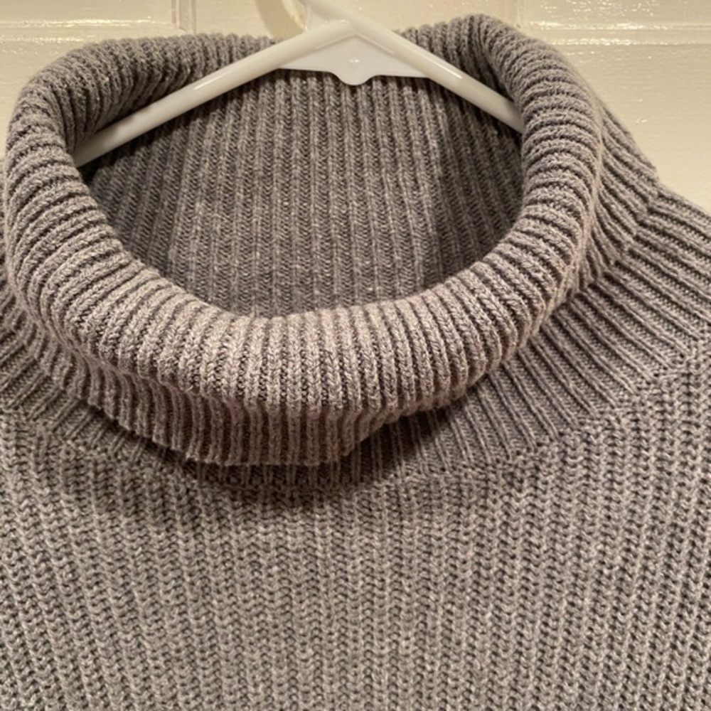 PRINCE & FOX Gray Ribbed Turtleneck size small - Picture 4 of 6